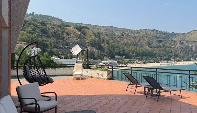 Villa Azure – with panoramic terrace and direct access to the sea