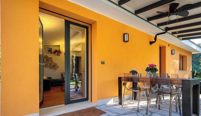 Villa 'Dependance' with Shared Pool, Wi-Fi and Air Conditioning