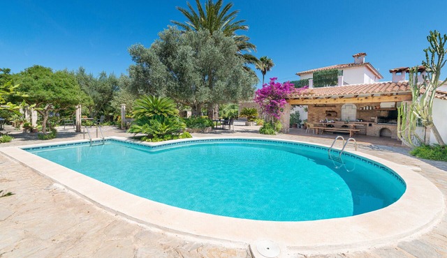 Villa for 8 with pool and huge garden, close to the beach in Puerto Pollença.
