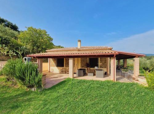 VILLA in 8 ettari di campagna, a 20' dal mare