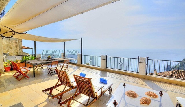 Villa Mitrea: A bright and elegant apartment located in the center of Positano, with Free WI-FI.