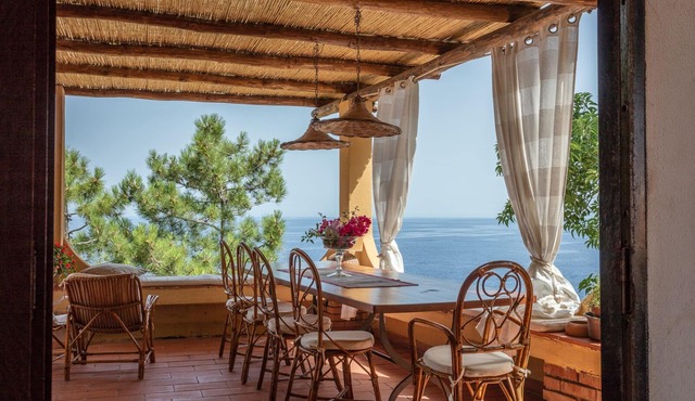 Villa overlooking the sea with private access