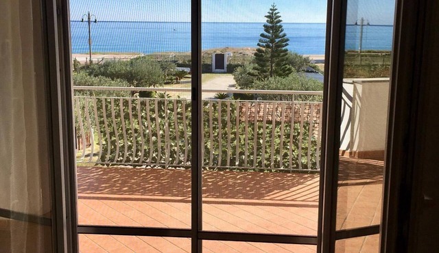 Villa Tigani: direct beach access breathtaking seafront view Nausicaa apartment