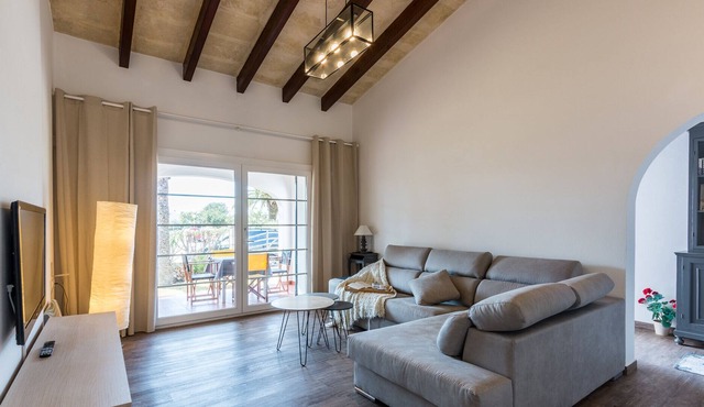 Villa with large pool 500 meters from the beach