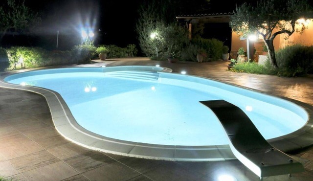 Villa with private pool, Wifi, 7 Sleeps, Garden