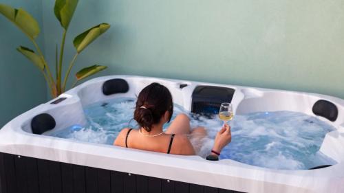 Virginia Suite - Jacuzzi Retreat in Kalamaki