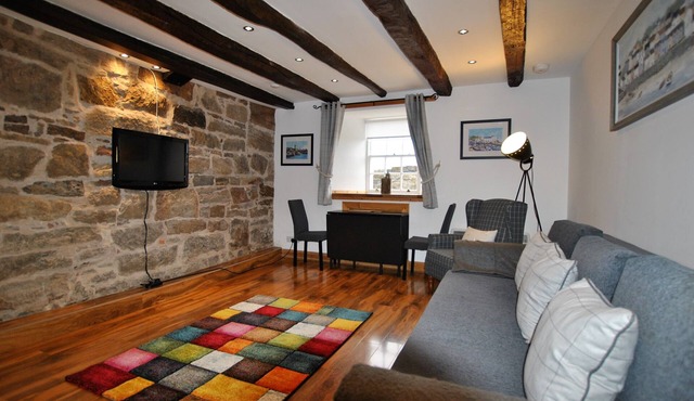 Watersedge Apartment- cosy home by the sea