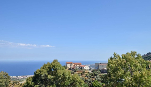 Welcome to this vacation apartment with sea view near Gioia Tauro.