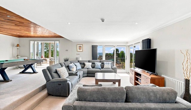 West Grove, Spacious House with Football Pitch