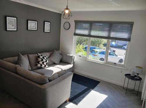 Westwood cottage is stylish 2 bed bungalow in central Hamilton with great transport links