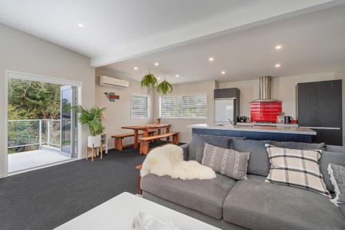 Wharf Landing - Harbour View with Sunny Balcony, Walk to Town