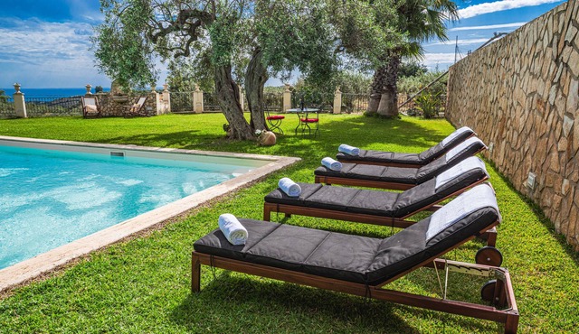 Wonderful ancient property surrounded by greenery with pool, 5 km from the beach