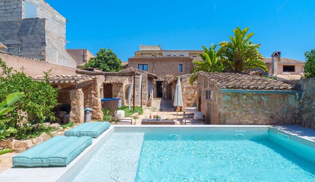 Wonderful private villa for 6 guests with A/C, WIFI, private pool, TV, patio and pets allowed