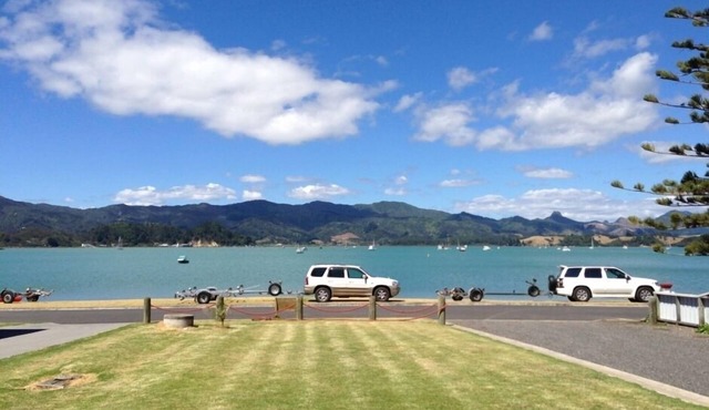 Wyuna Bay Waterfront Bach - Coromandel Harbour