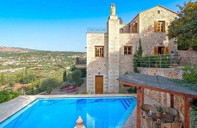 3 bedroom Villa, sleeps 6 with Pool, Air Con and FREE WiFi