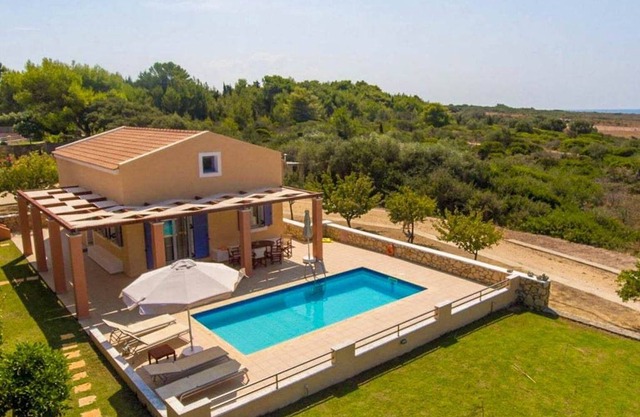 Antigoni Beach House: Large Private Pool, Walk to Beach, Sea Views, A/C, WiFi