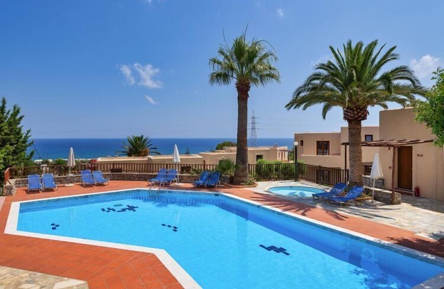 Apartment in a resort in Koutoloufari with parking space