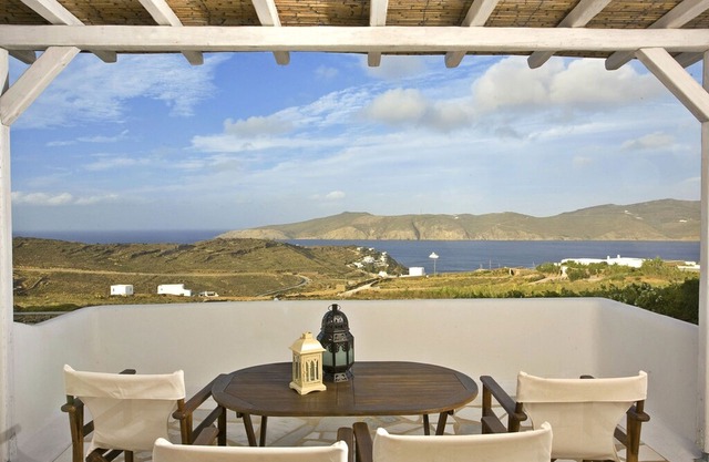 Apartment Yaki 2 in Panormos bay, in the northeast of the island, with 2 bedrooms, 4 sleeps.