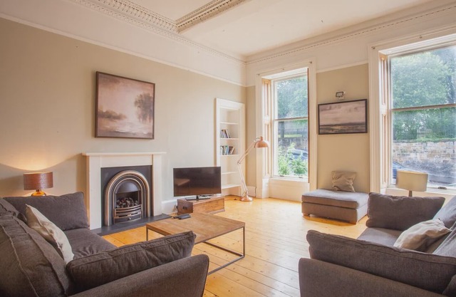 Bright and cosy 1 bed apartment in Pollokshields