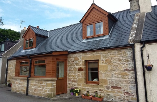 Cozy Traditional Half Cottage by The Seaside