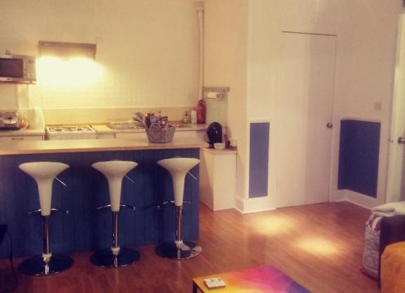 Edinburgh flat sleeps 4, free WiFi & parking