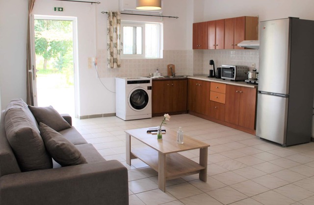 Kalamaki Plaza Apartments 'kalimera'