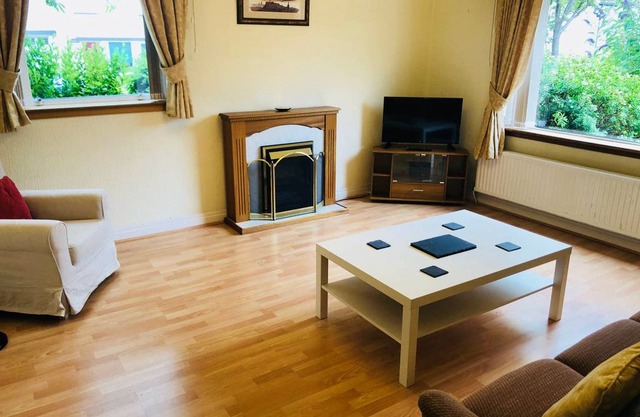 Lovely Leafy Edinburgh Apartment with Free Parking
