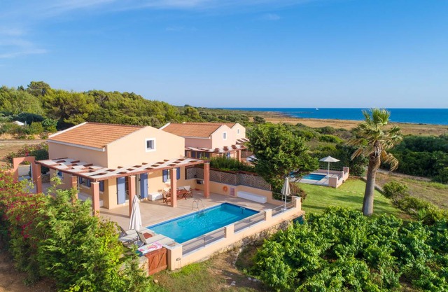 Maria Beach House: Large Private Pool, Walk to Beach, Sea Views, A/C, WiFi