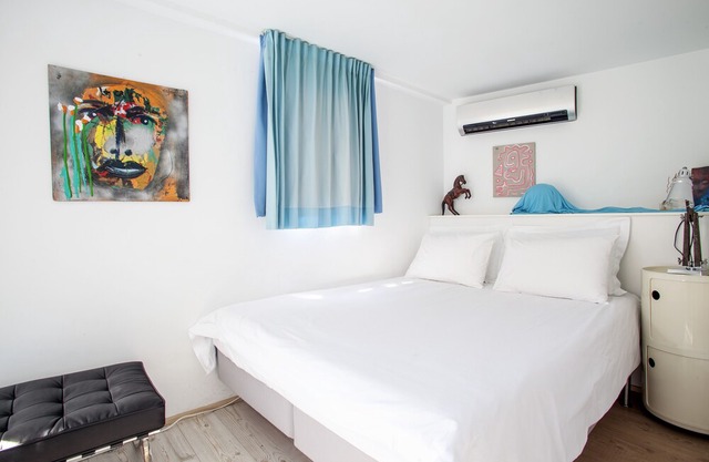 Modern, fully equipped, one bedroom apt. with balcony
