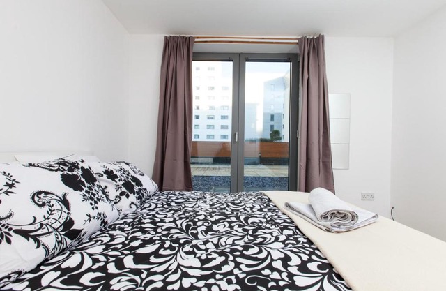 Modern ground floor flat by the Shore in Leith!
