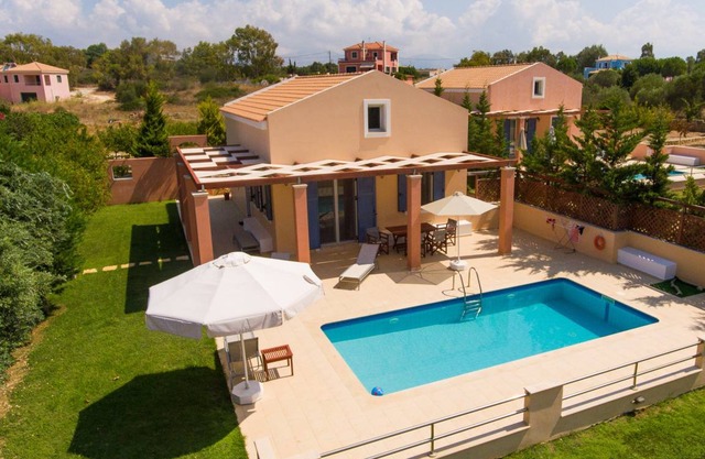 Nafsika Beach House: Large Private Pool, Walk to Beach, Sea Views, A/C, WiFi