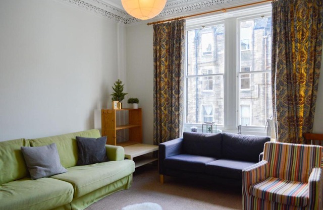 Spacious 3 Bedroom Flat in Marchmont