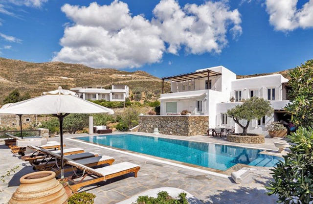 Villa Galaxy in Mykonos, 5 bdrms, walking distance to Ftelia Beach