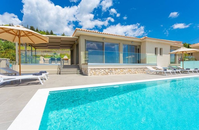 Villa Lassi Fos: Large Private Pool, Walk to Beach, Sea Views, A/C, WiFi