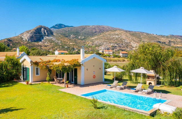 Villa Melissa: Large Private Pool, Walk to Beach, Sea Views, A/C, WiFi