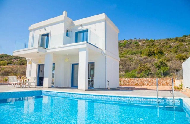 Villa Seahorse: Large Private Pool, Walk to Beach, Sea Views, A/C, WiFi