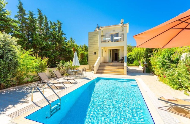 Villa Semeli: Large Private Pool, Walk to Beach, Sea Views, A/C, WiFi