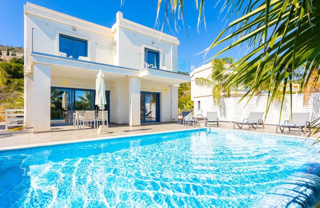 Villa Starfish: Large Private Pool, Walk to Beach, Sea Views, A/C, WiFi