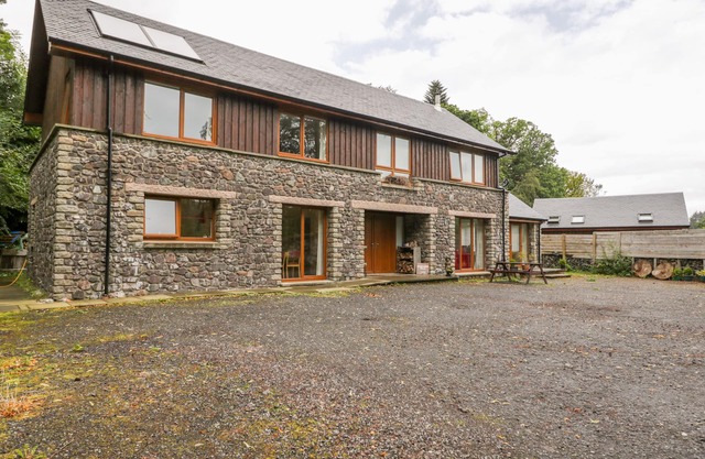 WOODLAND VILLA, family friendly, country holiday cottage in Oban