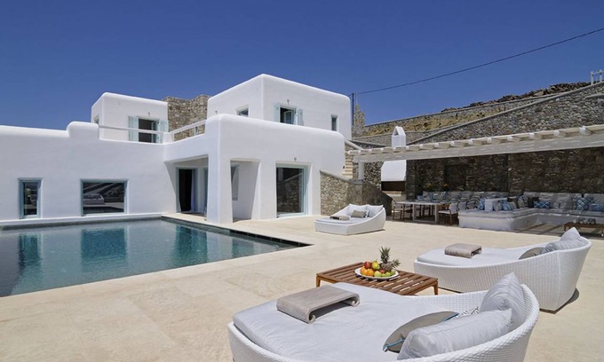Agios Ioannis Villa | 1100 m² Villa ∙ 16 bedrooms ∙ 32 guests
