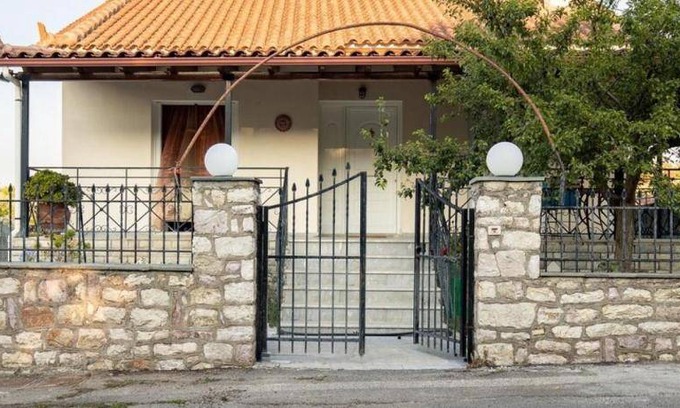 Neromilos House | 116 m² House ∙ 5 bedrooms ∙ 11 guests