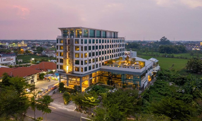 Bojonegoro Hotel | 120 m² Hotel ∙ 6 guests