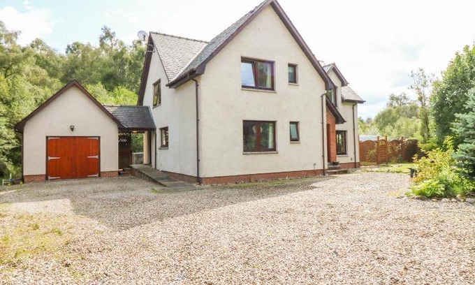 Roybridge House | 130 m² House ∙ 3 bedrooms ∙ 6 guests