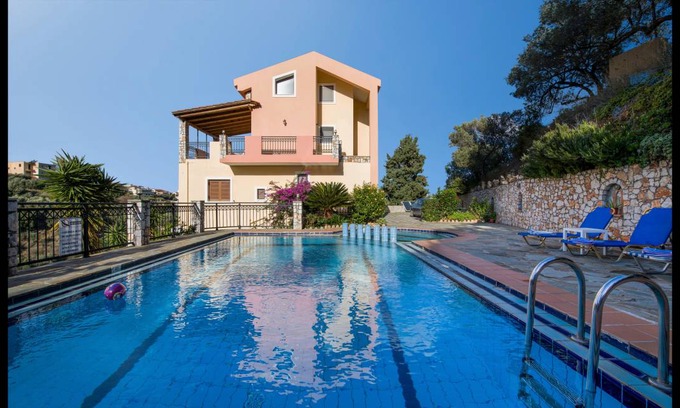 Stalos Villa | 140 m² Villa ∙ 4 bedrooms ∙ 8 guests
