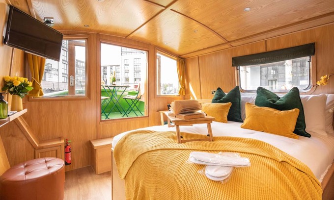 Tollcross Boat Rental | 200 m² Houseboat ∙ 3 bedrooms ∙ 10 guests