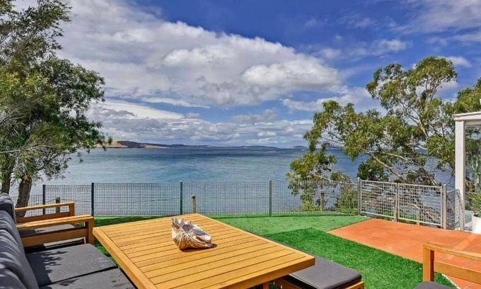 Sandy Bay House | 225 m² House ∙ 3 bedrooms ∙ 6 guests
