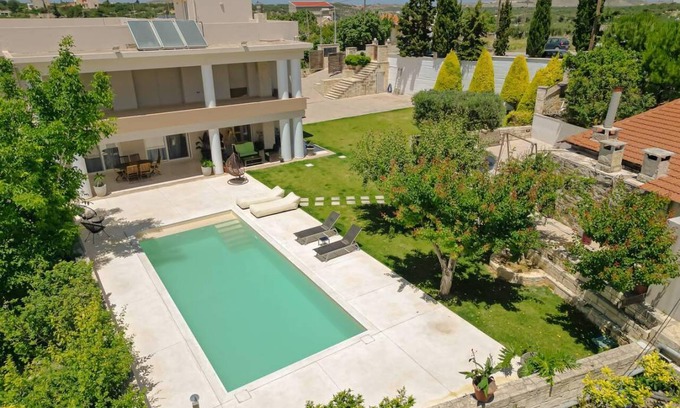 Episkopi Villa | 225 m² Villa ∙ 4 bedrooms ∙ 8 guests