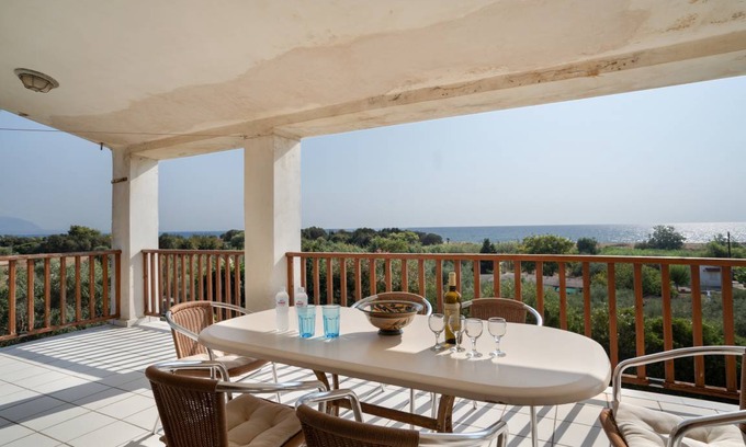 Zacharo House | 230 m² House ∙ 5 bedrooms ∙ 12 guests