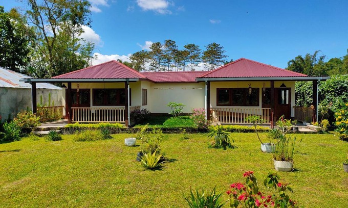 Tomohon House | 25 m² Bungalow ∙ 3 guests