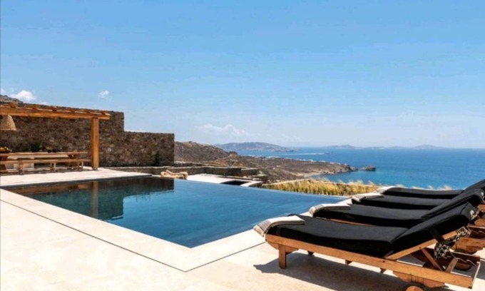 Houlakia Villa | 250 m² Villa ∙ 5 bedrooms ∙ 10 guests